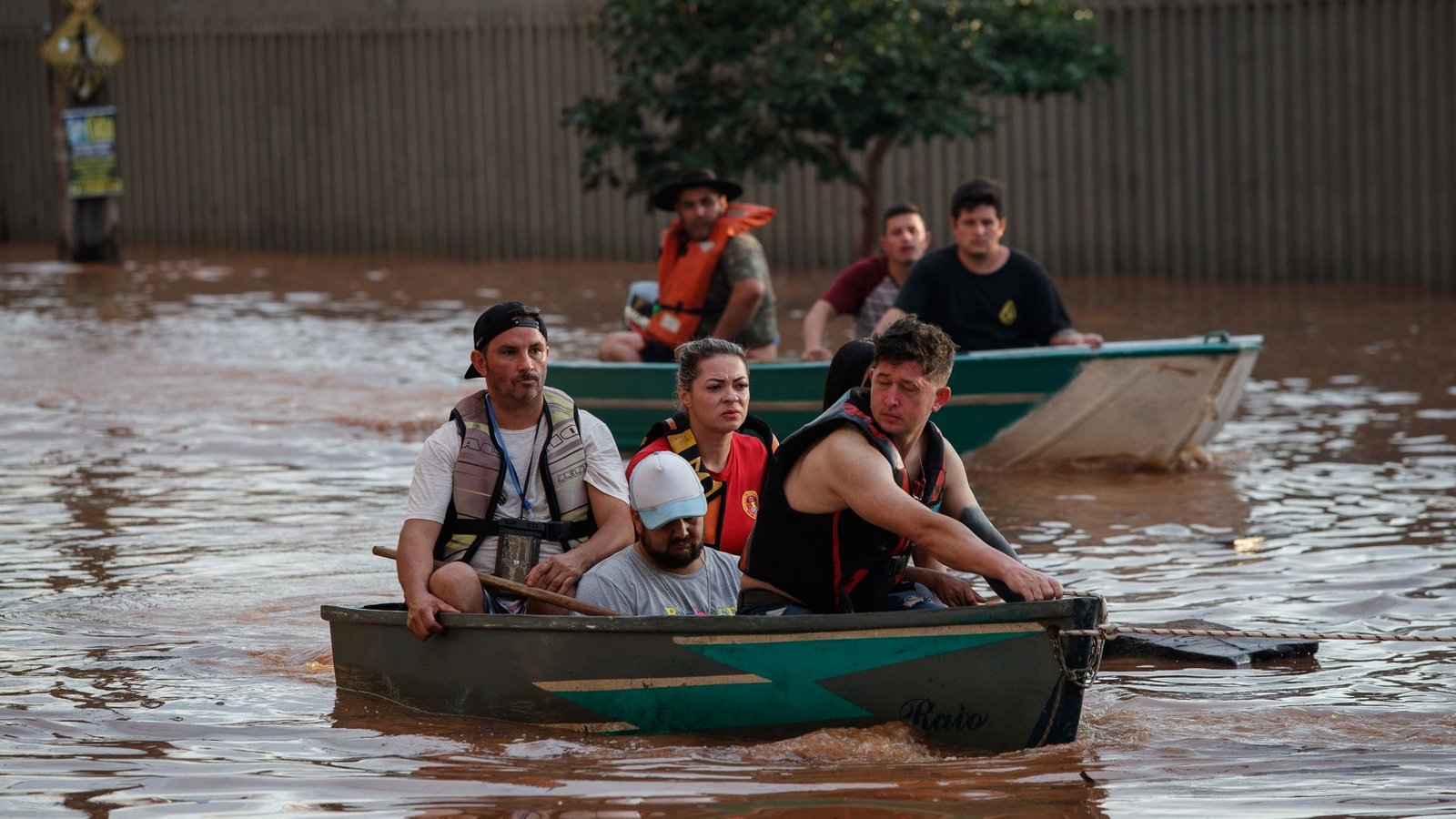 Mitglieder eines Rettungsteams bei der Evakuierung von Menschen, die von einer Überschwemmung betroffen sind.Foto: Claudia Martini/XinHua/dpa