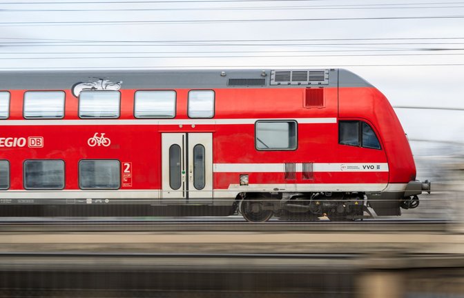 Zwischen einer Frau und einem Mann ist es am Donnerstag zu einer Auseinandersetzung in einem Regionalexpress gekommen (Symbolfoto).<span class='image-autor'>Foto: Robert Michael/dpa</span>