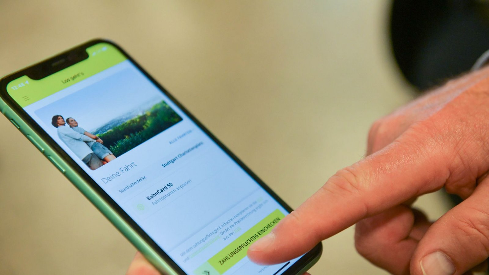 Ein Wisch – und alles wird gut. Das verspricht eine neue Fahrkarten-App.Foto: LICHTGUT/Max Kovalenko Ein Wisch – und alles wird gut. Das verspricht eine neue Fahrkarten-App.Foto: LICHTGUT/Max Kovalenko