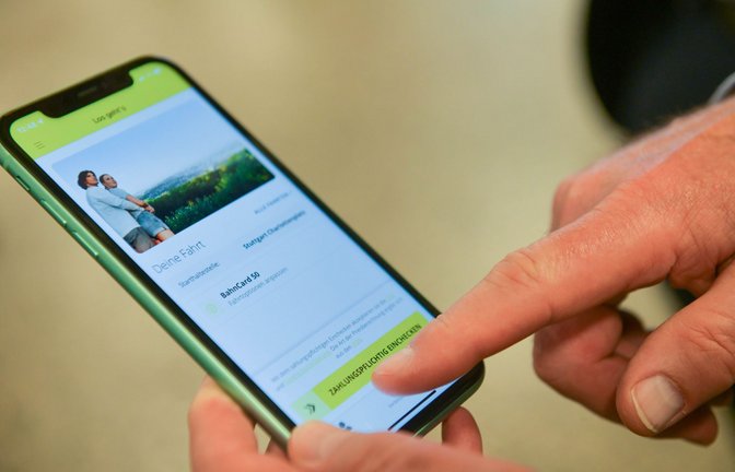 Ein Wisch – und alles wird gut. Das verspricht eine neue Fahrkarten-App.<span class='image-autor'>Foto: LICHTGUT/Max Kovalenko</span>