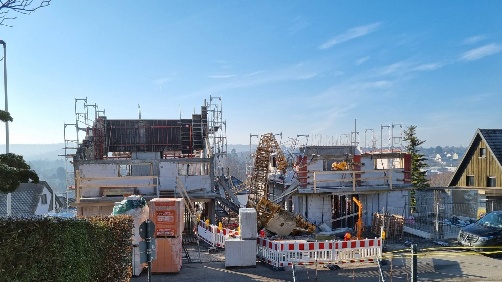 Der umgestürzte Kran beschädigte zwei Gebäude.Foto: 7aktuell.de/ CV/7aktuell.de | CV Der umgestürzte Kran beschädigte zwei Gebäude.Foto: 7aktuell.de/ CV/7aktuell.de | CV