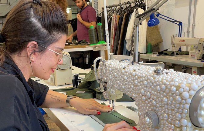 Schneidert an ihrer Nähmaschine „Pnina“ Kampfanzüge für Israels Spezialkräfte: Designerin Yaara Keydar<span class='image-autor'>Foto: Keydar/privat</span>