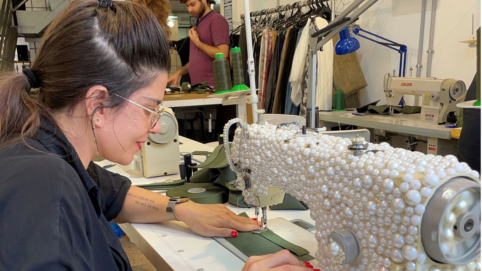 Schneidert an ihrer Nähmaschine „Pnina“ Kampfanzüge für Israels Spezialkräfte: Designerin Yaara KeydarFoto: Keydar/privat Schneidert an ihrer Nähmaschine „Pnina“ Kampfanzüge für Israels Spezialkräfte: Designerin Yaara KeydarFoto: Keydar/privat