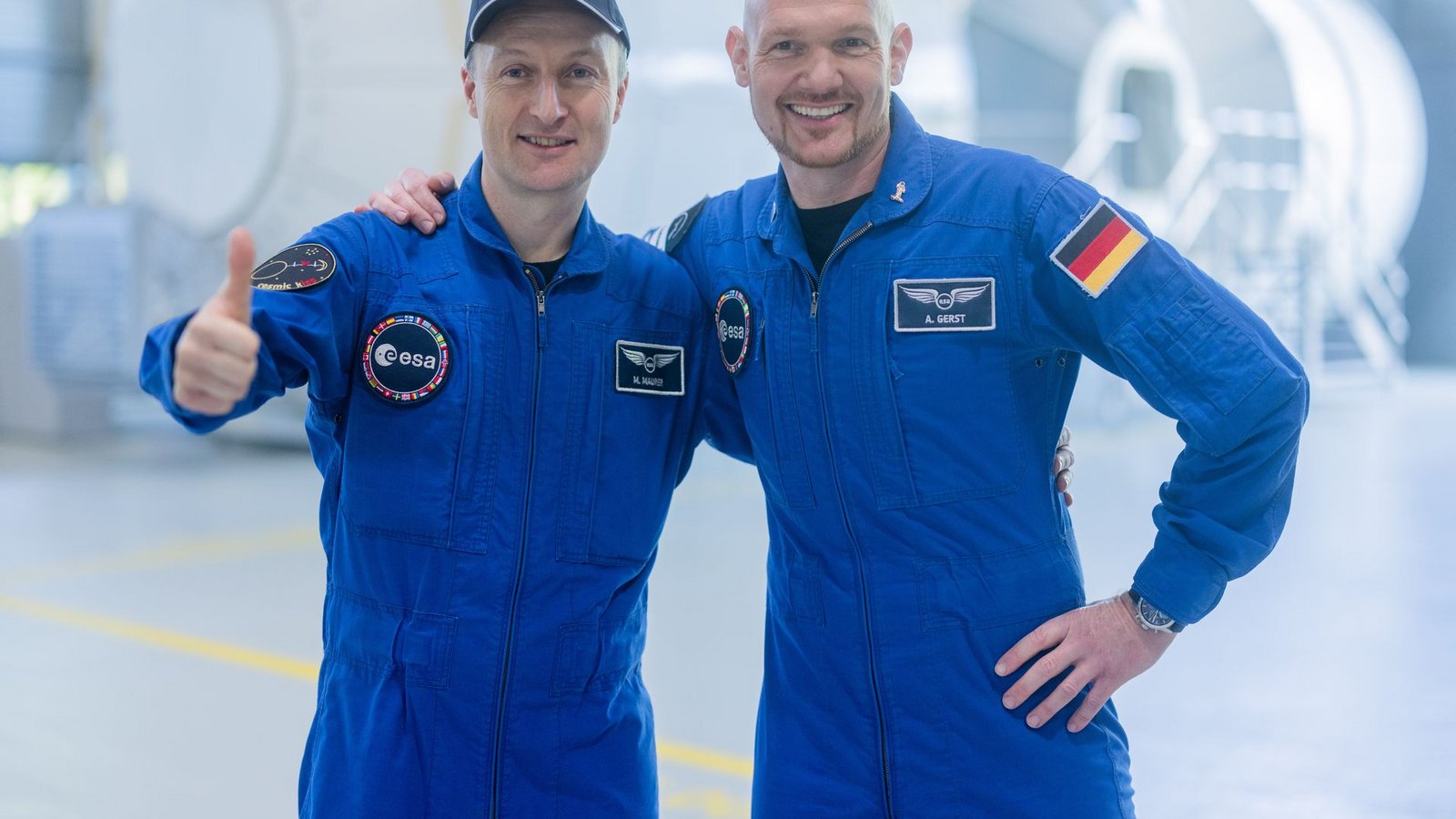 Die beiden deutschen Astronauten würden auch gerne zum Mond fliegen.Foto: Rolf Vennenbernd/dpa