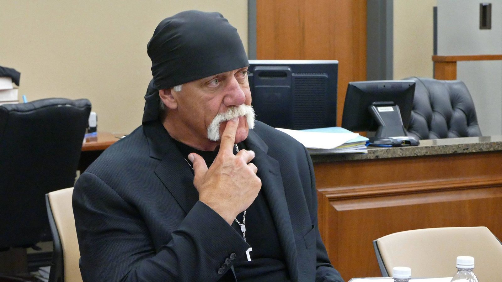 Während der 2010er war Hogan immer wieder in Skandale verwickelt. 2012 veröffentlichte das Klatschblatt „Gawker“ ein Sextape von Hogan, das ihn beim Sex mit der Frau eines Freundes zeigte. Im Rechtsstreit wurden ihm dafür 115 Millionen Dollar zugesprochen. 2015 wurde eine Audiodatei veröffentlicht, auf der sich Hulk Hogan rassistisch äußerte. Die WWE kündigte daraufhin seinen Vertrag, 2018 nahm sie ihn nach mehreren Entschuldigungen wieder auf. Hogan nannte die rassistischen Äußerungen später den „größten Fehler“ seines Lebens. Wrestling wird in dieser Zeit eher zur Nebenbeschäftigung des Stars, es kommt nur noch vereinzelt zu Auftritten.Foto: imago/ZUMA Press Während der 2010er war Hogan immer wieder in Skandale verwickelt. 2012 veröffentlichte das Klatschblatt „Gawker“ ein Sextape von Hogan, das ihn beim Sex mit der Frau eines Freundes zeigte. Im Rechtsstreit wurden ihm dafür 115 Millionen Dollar zugesprochen. 2015 wurde eine Audiodatei veröffentlicht, auf der sich Hulk Hogan rassistisch äußerte. Die WWE kündigte daraufhin seinen Vertrag, 2018 nahm sie ihn nach mehreren Entschuldigungen wieder auf. Hogan nannte die rassistischen Äußerungen später den „größten Fehler“ seines Lebens. Wrestling wird in dieser Zeit eher zur Nebenbeschäftigung des Stars, es kommt nur noch vereinzelt zu Auftritten.Foto: imago/ZUMA Press