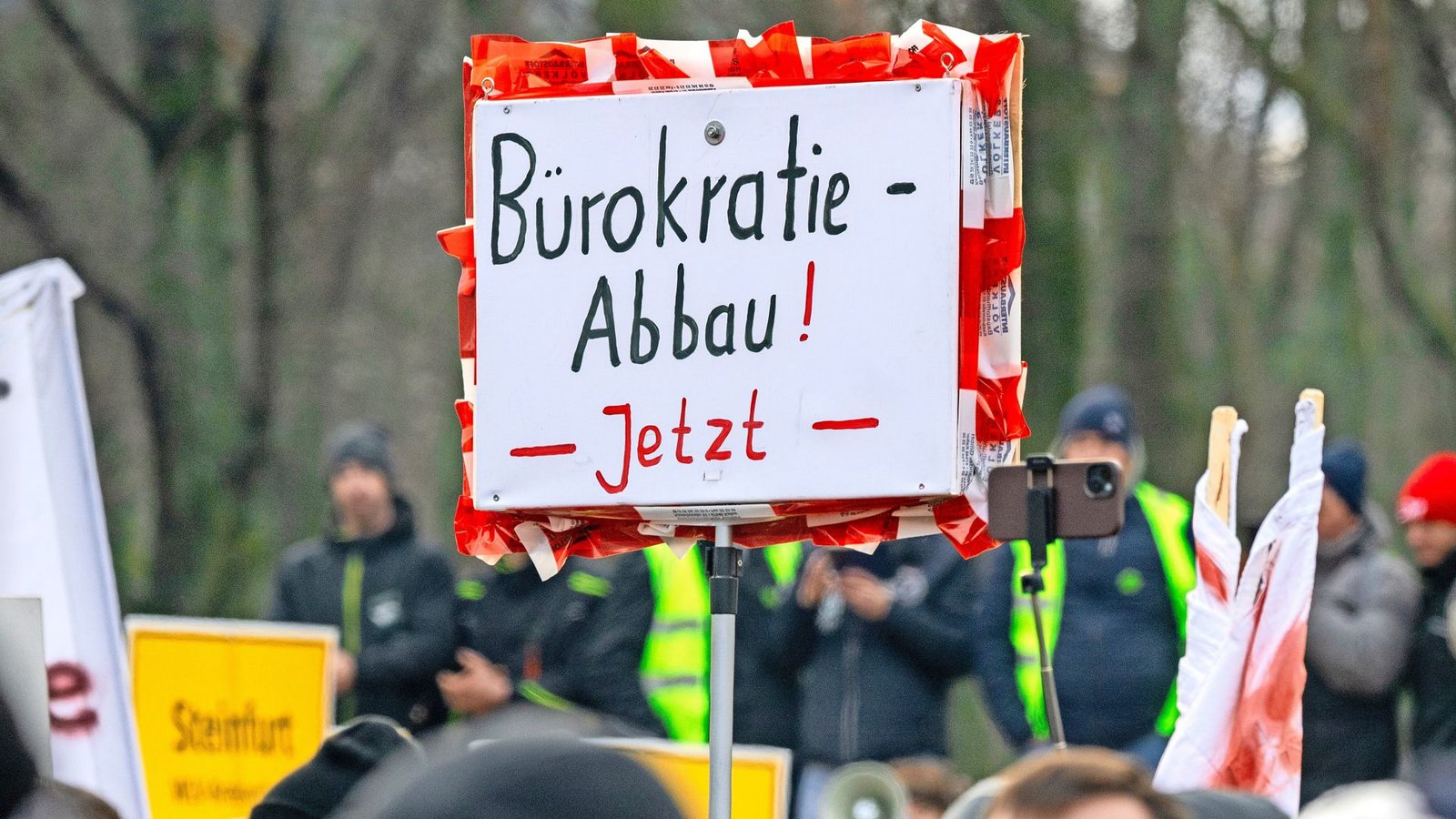 An breiter Front wird Bürokratieabbau gefordert.Foto: picture alliance/dpa/Monika Skolimowska