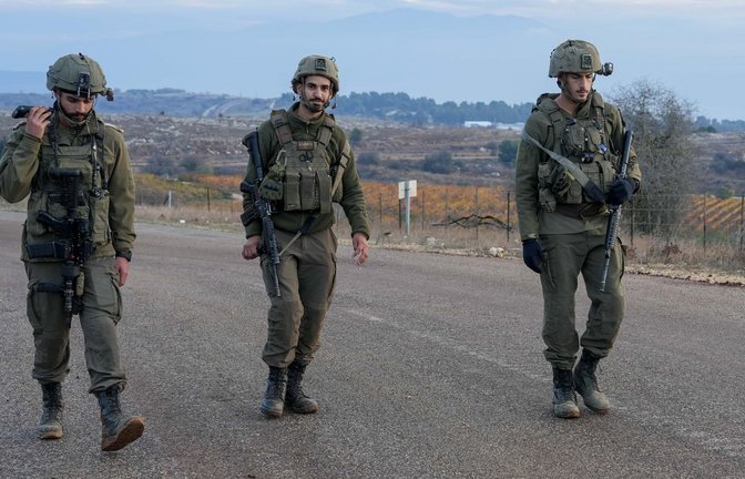 Israelische Soldaten. Die israelische Armee  hat die Bewohner von fünf Ortschaften im Süden des Libanon zur sofortigen Evakuierung aufgerufen (Symbolfoto).<span class='image-autor'>Foto: picture alliance/dpa/JINI via XinHua/Ayal Margolin</span>