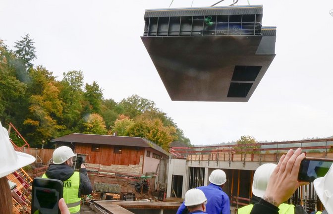 Am Haken eines Schwerlastkrans segelt das Außenbecken auf die Baustelle.<span class='image-autor'>Foto: Simon Granville</span>
