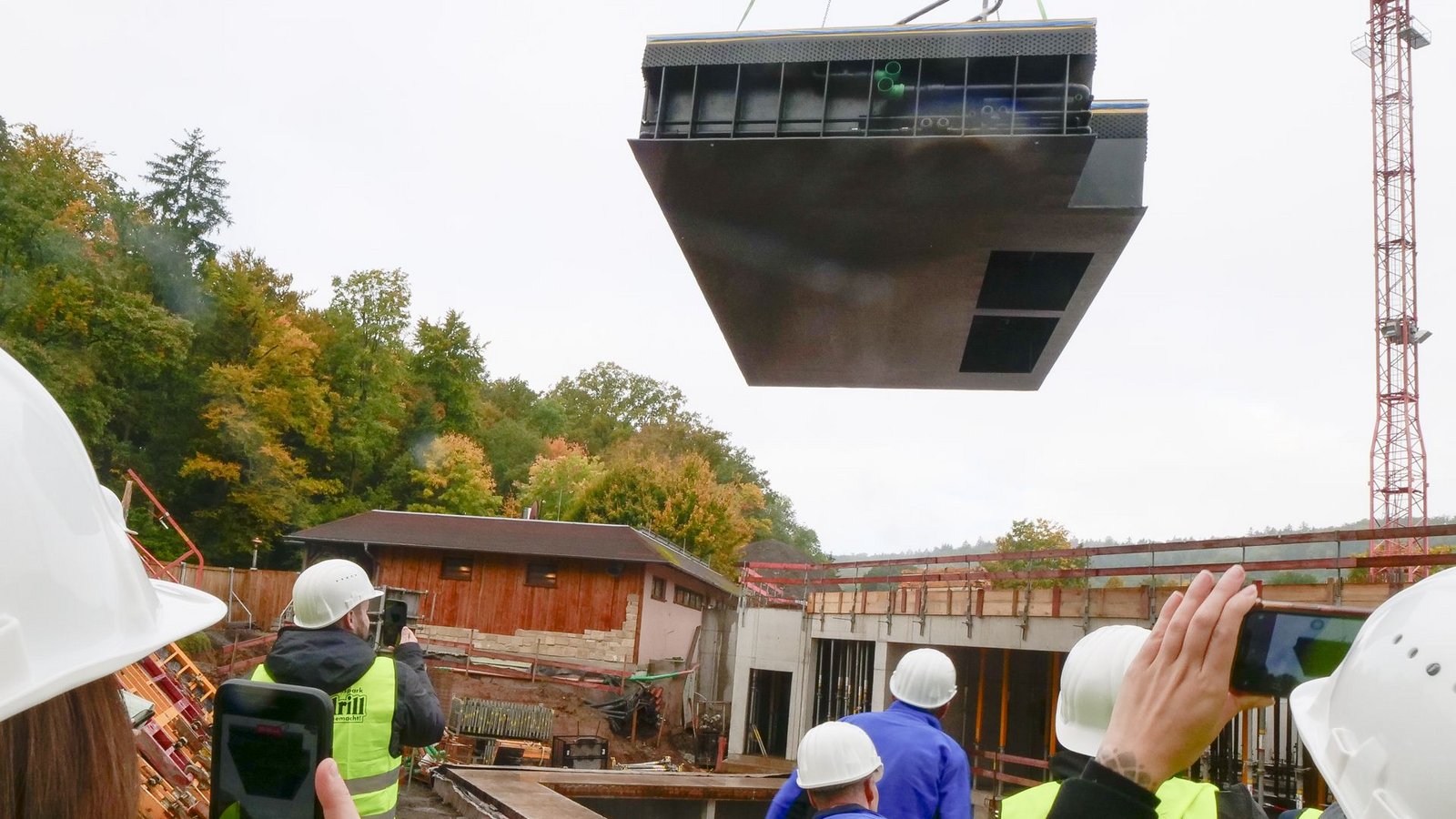 Am Haken eines Schwerlastkrans segelt das Außenbecken auf die Baustelle.Foto: Simon Granville Am Haken eines Schwerlastkrans segelt das Außenbecken auf die Baustelle.Foto: Simon Granville