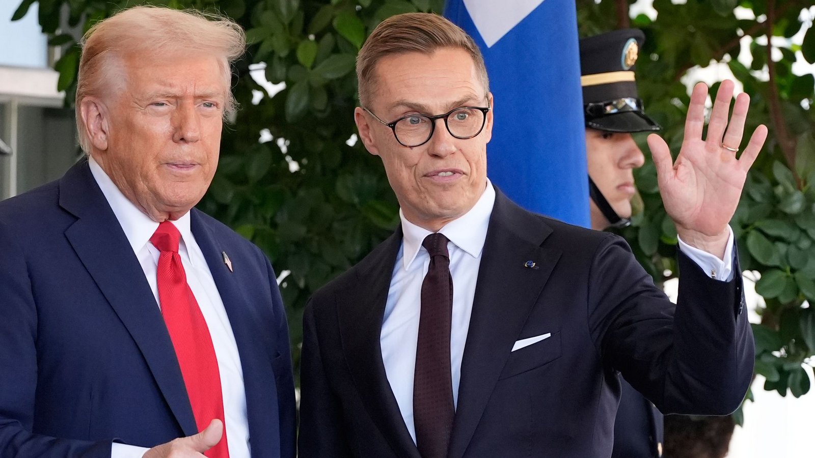 Der finnische Präsident Stubb (r) würde nach eigenen Angaben nicht ablehnen, wenn ihm eine Vermittlerrolle angeboten würde. (Archivbild)Foto: Alex Brandon/AP/dpa