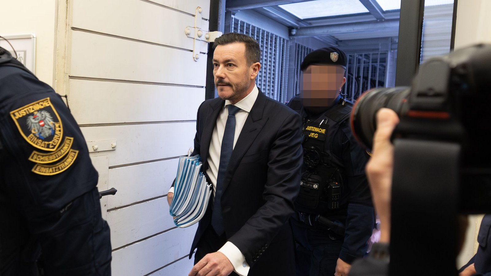 Der Angeklagte Rene Benko kommt mit Akten zu Beginn des zweiten Verhandlungstags in das Landgericht.Foto: Johann Groder/EXPA/APA/dpa