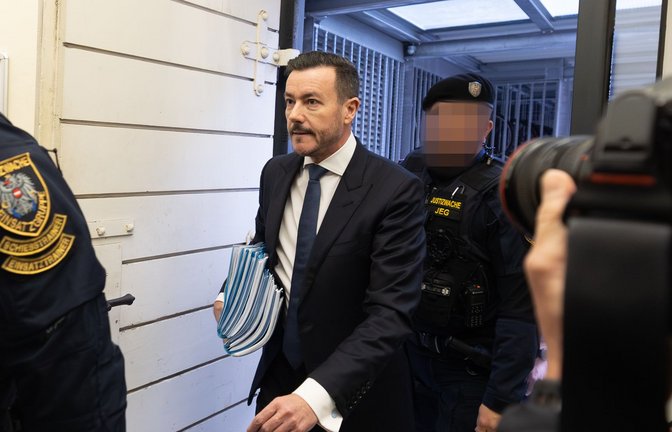 Der Angeklagte Rene Benko kommt mit Akten zu Beginn des zweiten Verhandlungstags in das Landgericht.<span class='image-autor'>Foto: Johann Groder/EXPA/APA/dpa</span>