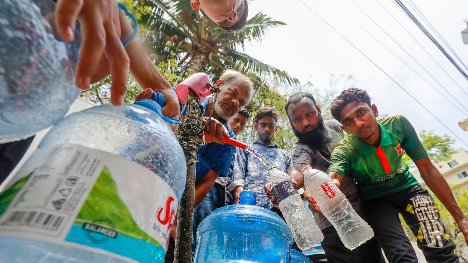 Viel trinken ist wichtig: Auch in Dhaka, Bangladesch, leiden die Menschen unter der extremen Hitze.Foto: Suvra Kanti Das/ZUMA Press Wire/dpa