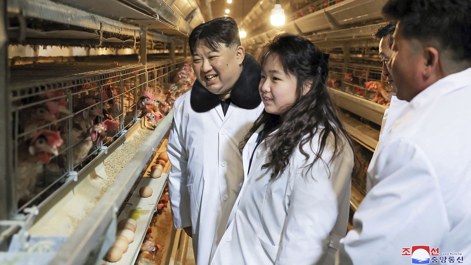 Der Diktator gibt sich gerne volkstümlich: Dieses von der nordkoreanischen Regierung zur Verfügung gestellte Foto zeigt Kim Jong Un (Mi.) am 7. Januar 2024 mit seiner Tochter bei der Besichtigung einer neu errichteten Hühnerfarm in Hwangju.Foto: Korean Central News Agency/Korea News Service/AP/dpa Der Diktator gibt sich gerne volkstümlich: Dieses von der nordkoreanischen Regierung zur Verfügung gestellte Foto zeigt Kim Jong Un (Mi.) am 7. Januar 2024 mit seiner Tochter bei der Besichtigung einer neu errichteten Hühnerfarm in Hwangju.Foto: Korean Central News Agency/Korea News Service/AP/dpa
