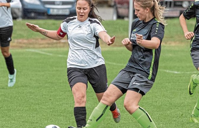 Carina Wagner (rechts) und der SGM läuft beim 1:2-Rückstand die Zeit davon.  Foto: Leitner