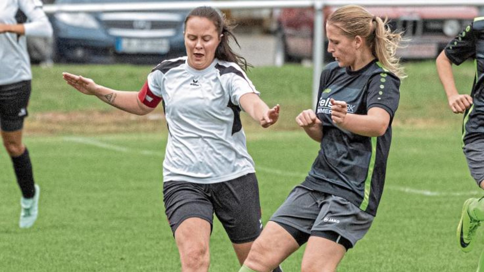 Carina Wagner (rechts) und der SGM läuft beim 1:2-Rückstand die Zeit davon. Foto: Leitner Carina Wagner (rechts) und der SGM läuft beim 1:2-Rückstand die Zeit davon. Foto: Leitner