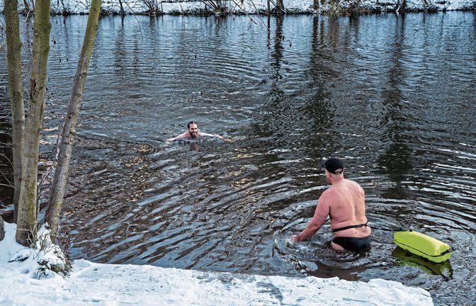 Nichts für schwache Nerven und Untrainierte ist ein Gang ins kalte Enzwasser, hier Leos Tvardik mit seinem ältesten Sohn.  Fotos: Recken