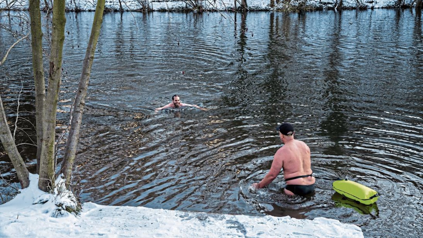 Nichts für schwache Nerven und Untrainierte ist ein Gang ins kalte Enzwasser, hier Leos Tvardik mit seinem ältesten Sohn. Fotos: Recken Nichts für schwache Nerven und Untrainierte ist ein Gang ins kalte Enzwasser, hier Leos Tvardik mit seinem ältesten Sohn. Fotos: Recken
