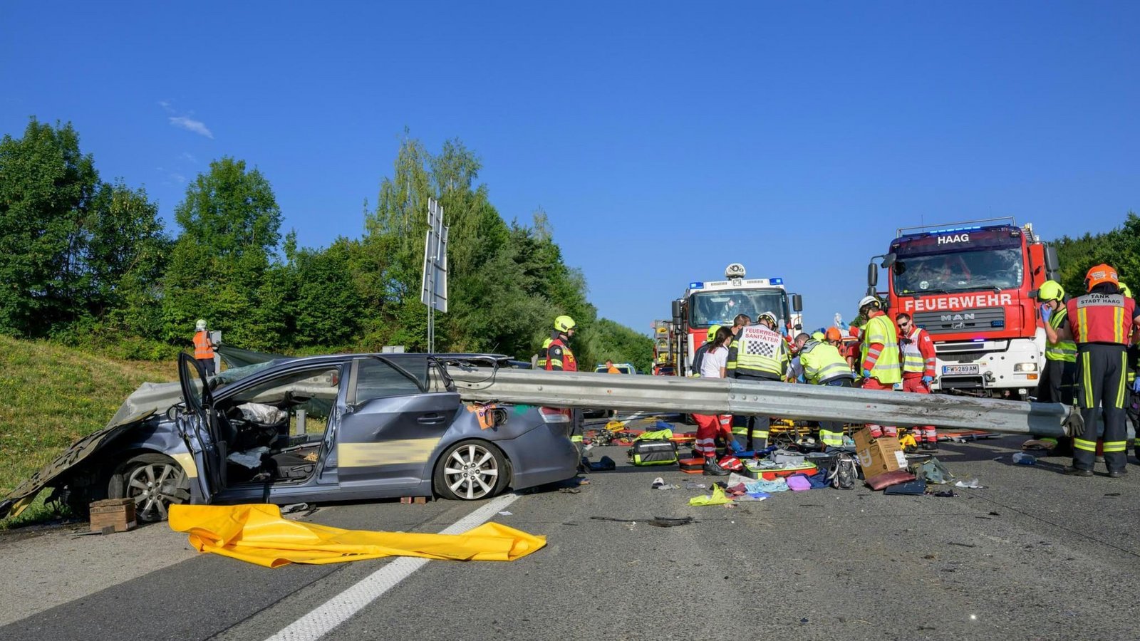 Zwei Männer starben in diesem Wrack, eine Frau wurde schwer verletzt.Werner Kerschbaummay/Fotokerschi/APA/dpa