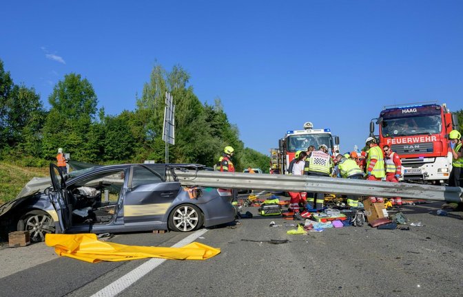 Zwei Männer starben in diesem Wrack, eine Frau wurde schwer verletzt.<span class='image-autor'>Werner Kerschbaummay/Fotokerschi/APA/dpa</span>