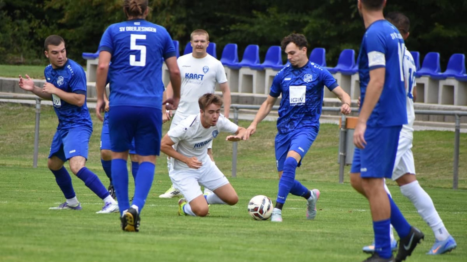 Ausgeglichene Begegnung: SV Oberjesingen II (in Blau) und TSV Schönaich II (in Weiß) schenkten sich wenig.Michael Schwartz