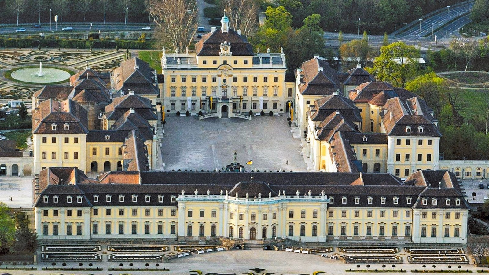 Ist einen Ausflug wert: das Residenzschloss in Ludwigsburg.  Foto: SSG