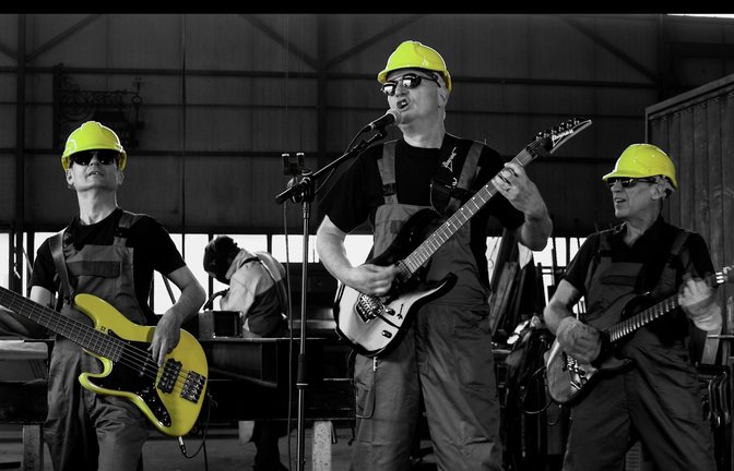 Mit seiner Rockband Glockenwerk steht Frank Kübler (Mitte) oft auf der Bühne. Im Musikvideo stellt die Band verschiedene Innungen vor, die in der Kreishandwerkerschaft vertreten sind.  <span class='image-autor'>Foto: Goldenbaum Media</span>