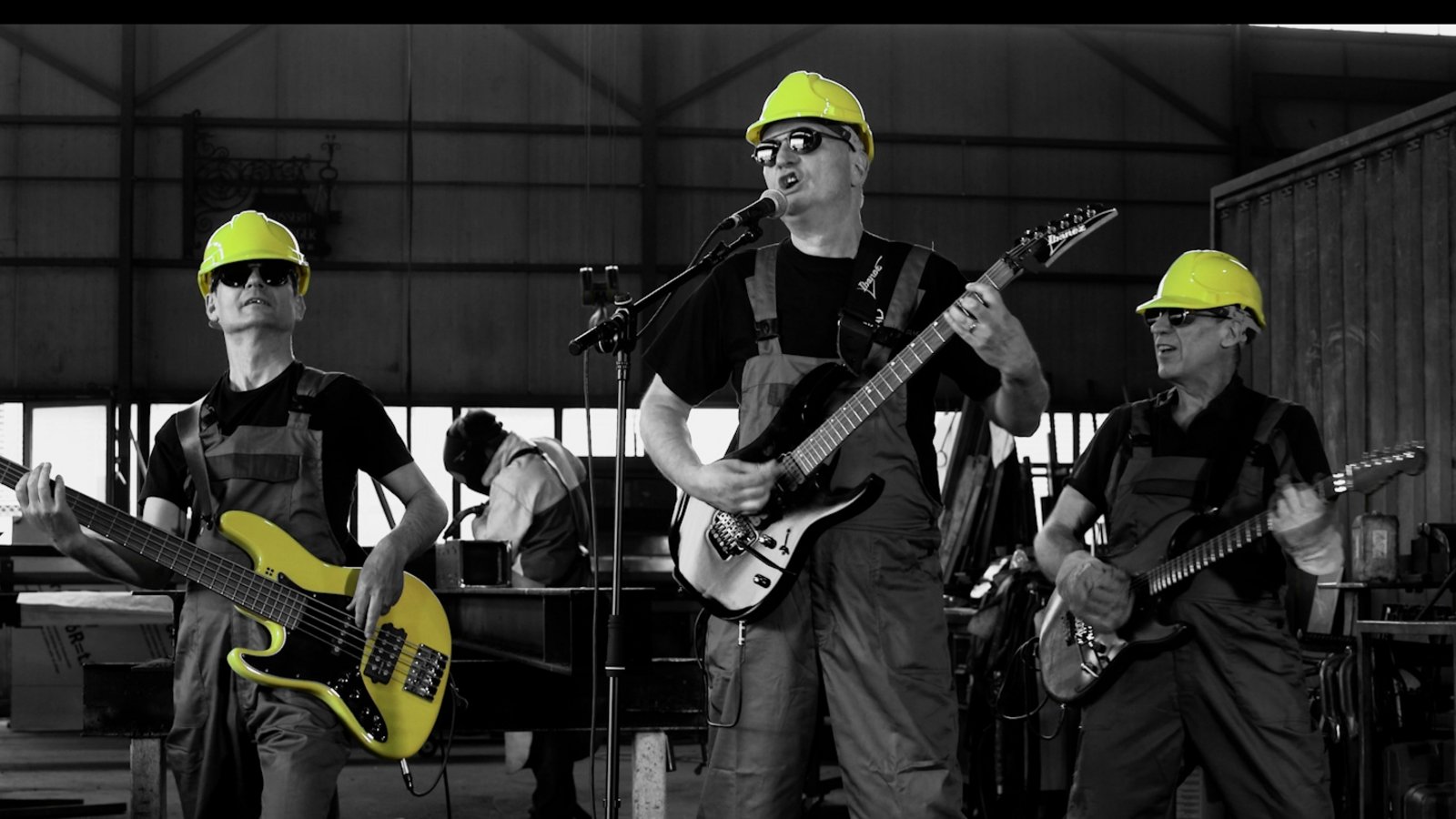 Mit seiner Rockband Glockenwerk steht Frank Kübler (Mitte) oft auf der Bühne. Im Musikvideo stellt die Band verschiedene Innungen vor, die in der Kreishandwerkerschaft vertreten sind. Foto: Goldenbaum Media Mit seiner Rockband Glockenwerk steht Frank Kübler (Mitte) oft auf der Bühne. Im Musikvideo stellt die Band verschiedene Innungen vor, die in der Kreishandwerkerschaft vertreten sind. Foto: Goldenbaum Media