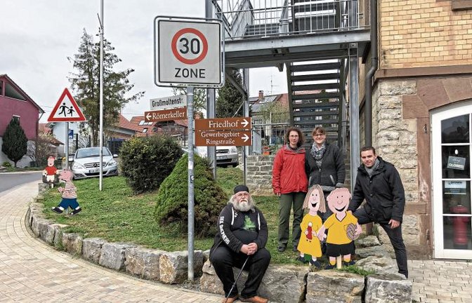 Die Kinderholzfiguren sind in Oberriexingen aufgestellt. In der Zwischenzeit wurde aber bereits eine Figur, der Fußballer, gestohlen. Foto: p