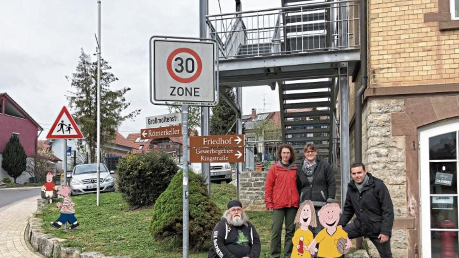 Die Kinderholzfiguren sind in Oberriexingen aufgestellt. In der Zwischenzeit wurde aber bereits eine Figur, der Fußballer, gestohlen. Foto: p