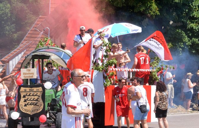 Beim großen Festumzug mit mehr als 30 teilnehmenden Gruppen wird auf und neben den Straßen Großglattbachs kräftig gefeiert.  <span class='image-autor'>Fotos: Stahlfeld</span>