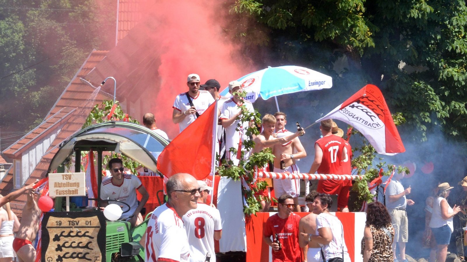 Beim großen Festumzug mit mehr als 30 teilnehmenden Gruppen wird auf und neben den Straßen Großglattbachs kräftig gefeiert. Fotos: Stahlfeld Beim großen Festumzug mit mehr als 30 teilnehmenden Gruppen wird auf und neben den Straßen Großglattbachs kräftig gefeiert. Fotos: Stahlfeld