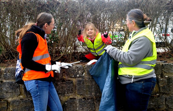 Auch in Illingen sind junge Mitstreiter dabei, um Müll zum Beispiel aus Gebüschen zu sammeln.