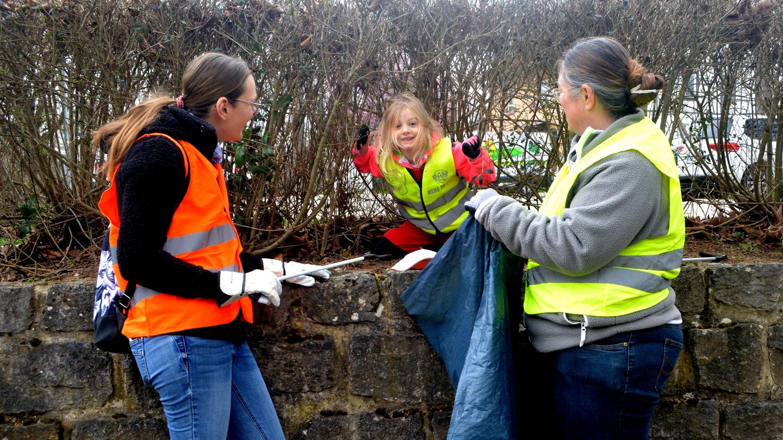 Auch in Illingen sind junge Mitstreiter dabei, um Müll zum Beispiel aus Gebüschen zu sammeln.