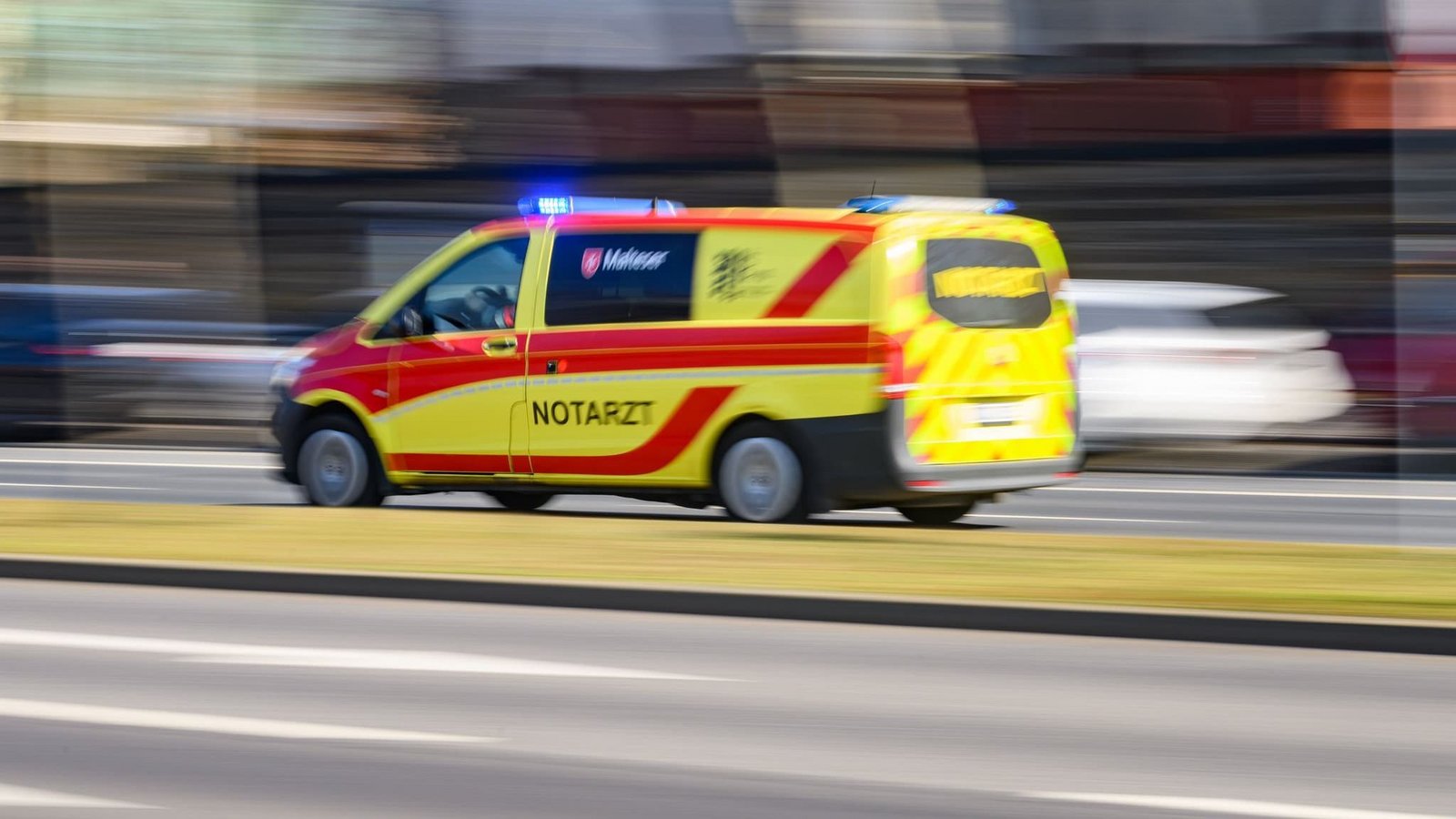 Ein Notarztwagen der Malteser fährt mit Blaulicht zum Einsatz. (Aufnahme mit langer Belichtungszeit) (zu dpa: «Notlandung missglückt: Kleinflugzeug überschlägt sich»)Robert Michael/dpa Ein Notarztwagen der Malteser fährt mit Blaulicht zum Einsatz. (Aufnahme mit langer Belichtungszeit) (zu dpa: «Notlandung missglückt: Kleinflugzeug überschlägt sich»)Robert Michael/dpa
