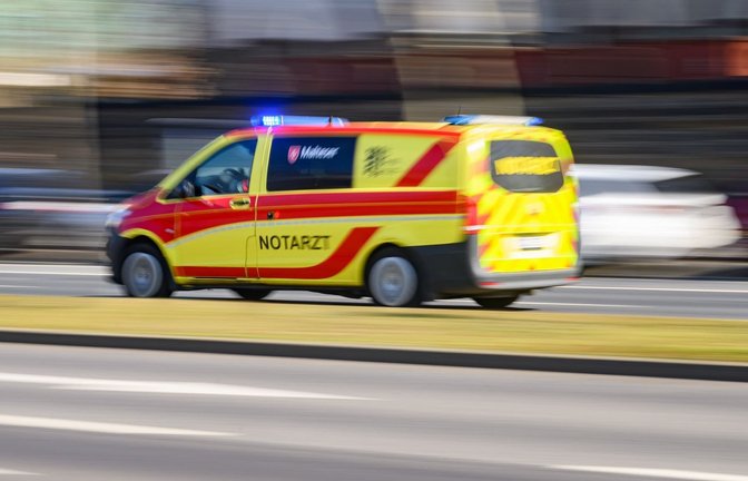 Ein Notarztwagen der Malteser fährt mit Blaulicht zum Einsatz. (Aufnahme mit langer Belichtungszeit) (zu dpa: «Notlandung missglückt: Kleinflugzeug überschlägt sich»)<span class='image-autor'>Robert Michael/dpa</span>