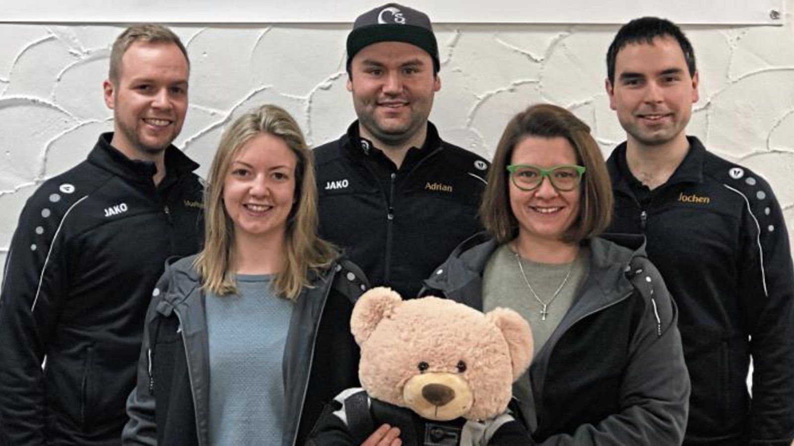 Die Luftgewehrmannschaft des KKSV Illingen mit (von links) Markus Burkhardt, Sina Gilmore, Adrian Mannhardt, Jessica Hanke und Jochen Palmer hat sich einen Wettkampftag vor Abschluss der Saison den Titel in der Bezirksliga gesichert. Foto: privat Die Luftgewehrmannschaft des KKSV Illingen mit (von links) Markus Burkhardt, Sina Gilmore, Adrian Mannhardt, Jessica Hanke und Jochen Palmer hat sich einen Wettkampftag vor Abschluss der Saison den Titel in der Bezirksliga gesichert. Foto: privat
