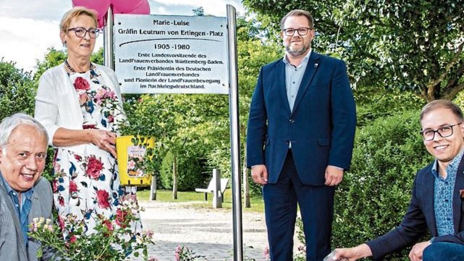 Die ersten Landfrauenrosen am Marie-Luise Gräfin von Ertingen-Platz in Schwieberdingen mit (von links): Christian Bosse von Rosen Tantau, Präsidentin Marie-Luise Linckh, Landfrauenverband Württemberg-Baden, Bürgermeister Nico Lauxmann und Johannes Fritz, Die ersten Landfrauenrosen am Marie-Luise Gräfin von Ertingen-Platz in Schwieberdingen mit (von links): Christian Bosse von Rosen Tantau, Präsidentin Marie-Luise Linckh, Landfrauenverband Württemberg-Baden, Bürgermeister Nico Lauxmann und Johannes Fritz,
