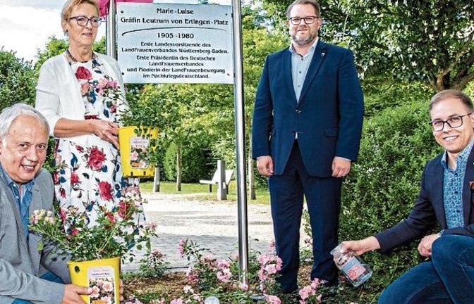Die ersten Landfrauenrosen am Marie-Luise Gräfin von Ertingen-Platz in Schwieberdingen mit (von links): Christian Bosse von Rosen Tantau, Präsidentin Marie-Luise Linckh, Landfrauenverband Württemberg-Baden, Bürgermeister Nico Lauxmann und Johannes Fritz, 
