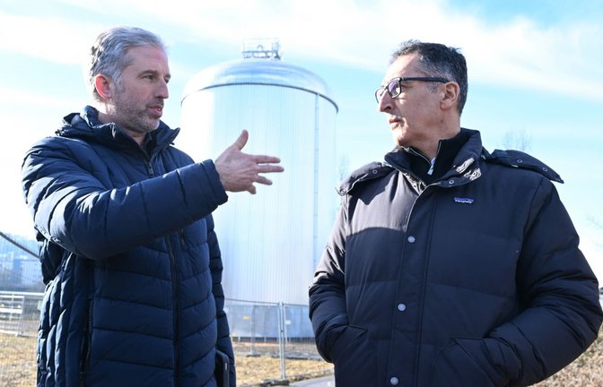 Der Tübinger Oberbürgermeister Boris Palmer (parteilos, l) und Cem Özdemir, (Bündnis 90/Die Grünen), besuchen den neu gebauten Solarthermie-Park Au. (zu dpa: «Grüne Jugend zu Palmer: «Riesige Fehlentscheidung»»)<span class='image-autor'>Bernd Weißbrod/dpa</span>