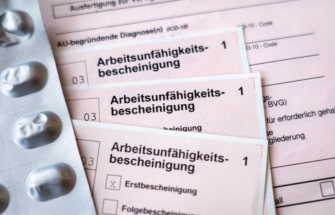 Immer gleich zum Arzt? Das Attest ab dem ersten Tag bleibt umstritten.<span class='image-autor'>Sina Schuldt/dpa</span>