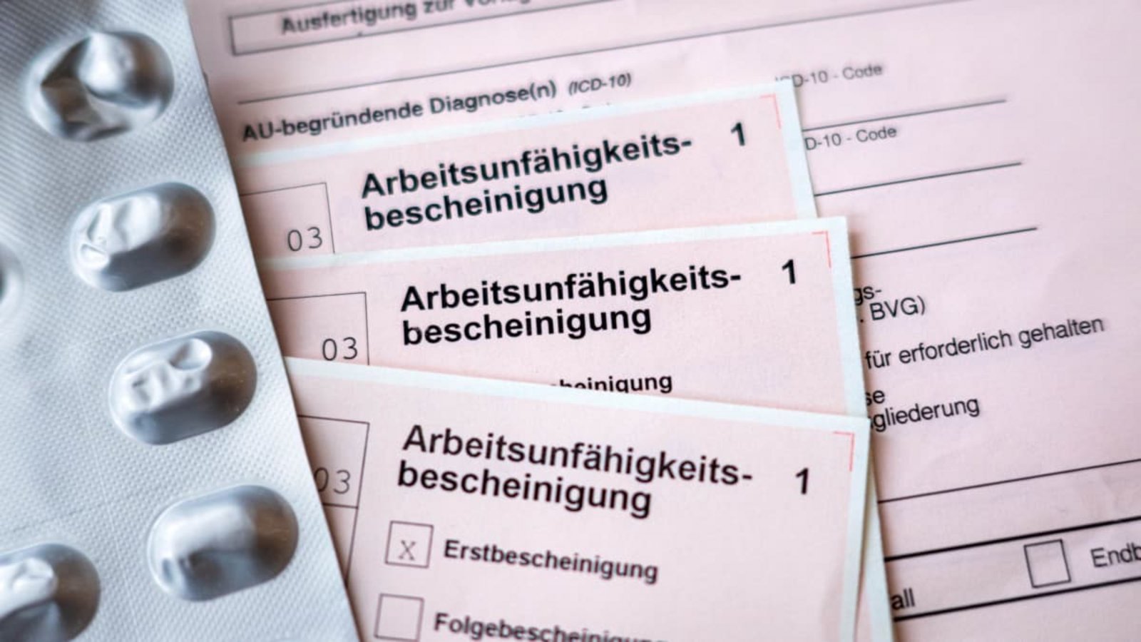 Immer gleich zum Arzt? Das Attest ab dem ersten Tag bleibt umstritten.Sina Schuldt/dpa Immer gleich zum Arzt? Das Attest ab dem ersten Tag bleibt umstritten.Sina Schuldt/dpa