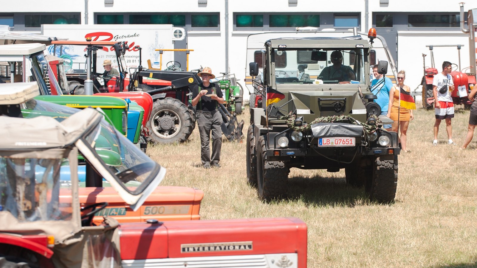 Rund 200 historische Fahrzeuge sind am Sonntag beim Schleppertreffen in Mühlhausen zu bestaunen gewesen. Foto: Fotomoment Rund 200 historische Fahrzeuge sind am Sonntag beim Schleppertreffen in Mühlhausen zu bestaunen gewesen. Foto: Fotomoment