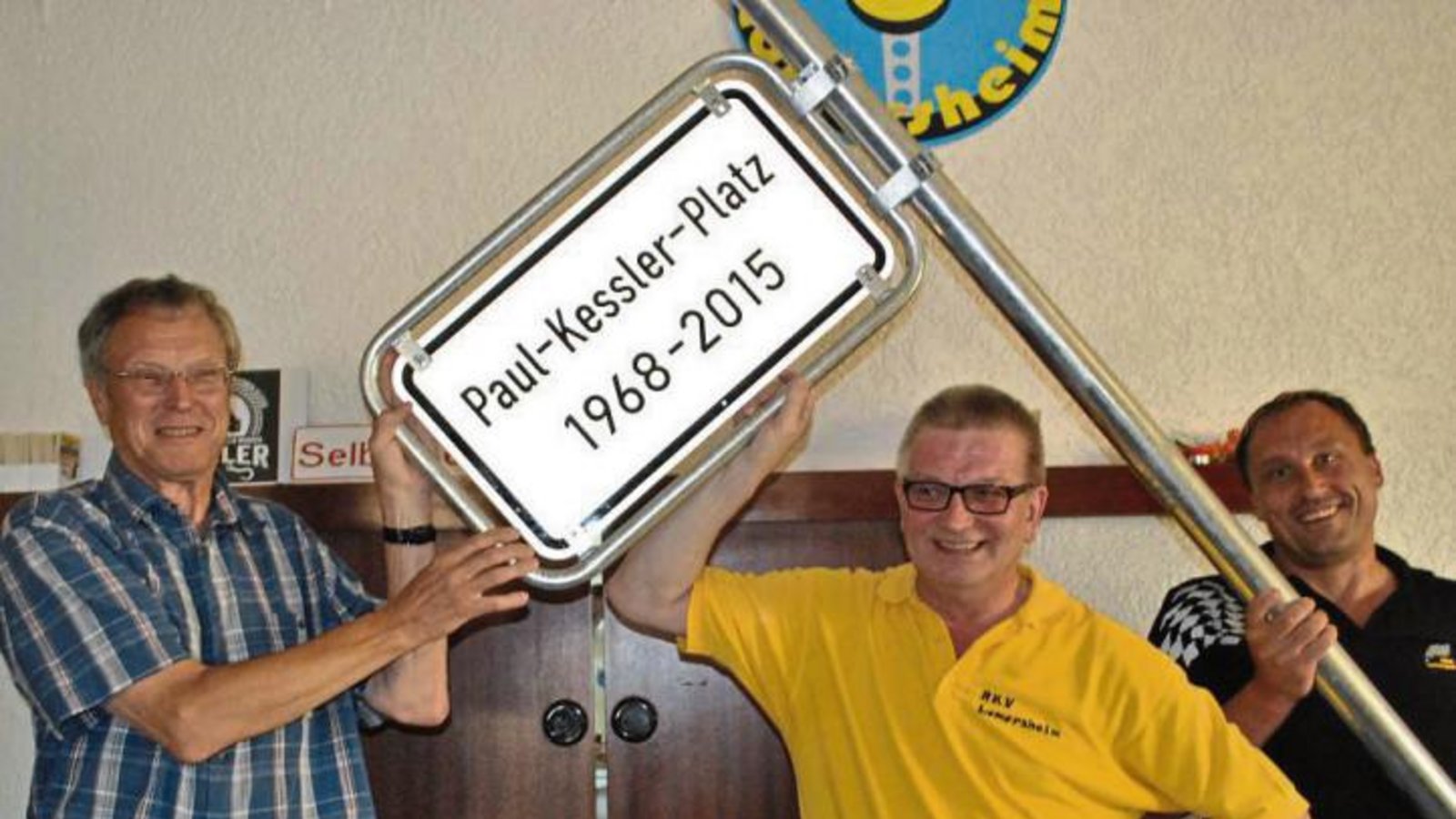 Das Abschiedsgeschenk für Paul Kessler (links): Als Dankeschön für 47 Jahre Engagement als erster Vorsitzender beim RKV Lomersheim wurde der Paul-Kessler-Platz eingeweiht. Foto: Stahlfeld Das Abschiedsgeschenk für Paul Kessler (links): Als Dankeschön für 47 Jahre Engagement als erster Vorsitzender beim RKV Lomersheim wurde der Paul-Kessler-Platz eingeweiht. Foto: Stahlfeld