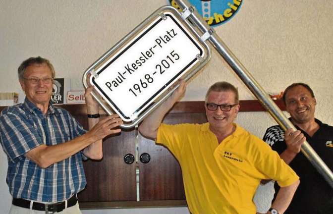 Das Abschiedsgeschenk für Paul Kessler (links): Als Dankeschön für 47 Jahre Engagement als erster Vorsitzender beim RKV Lomersheim wurde der Paul-Kessler-Platz eingeweiht. Foto: Stahlfeld