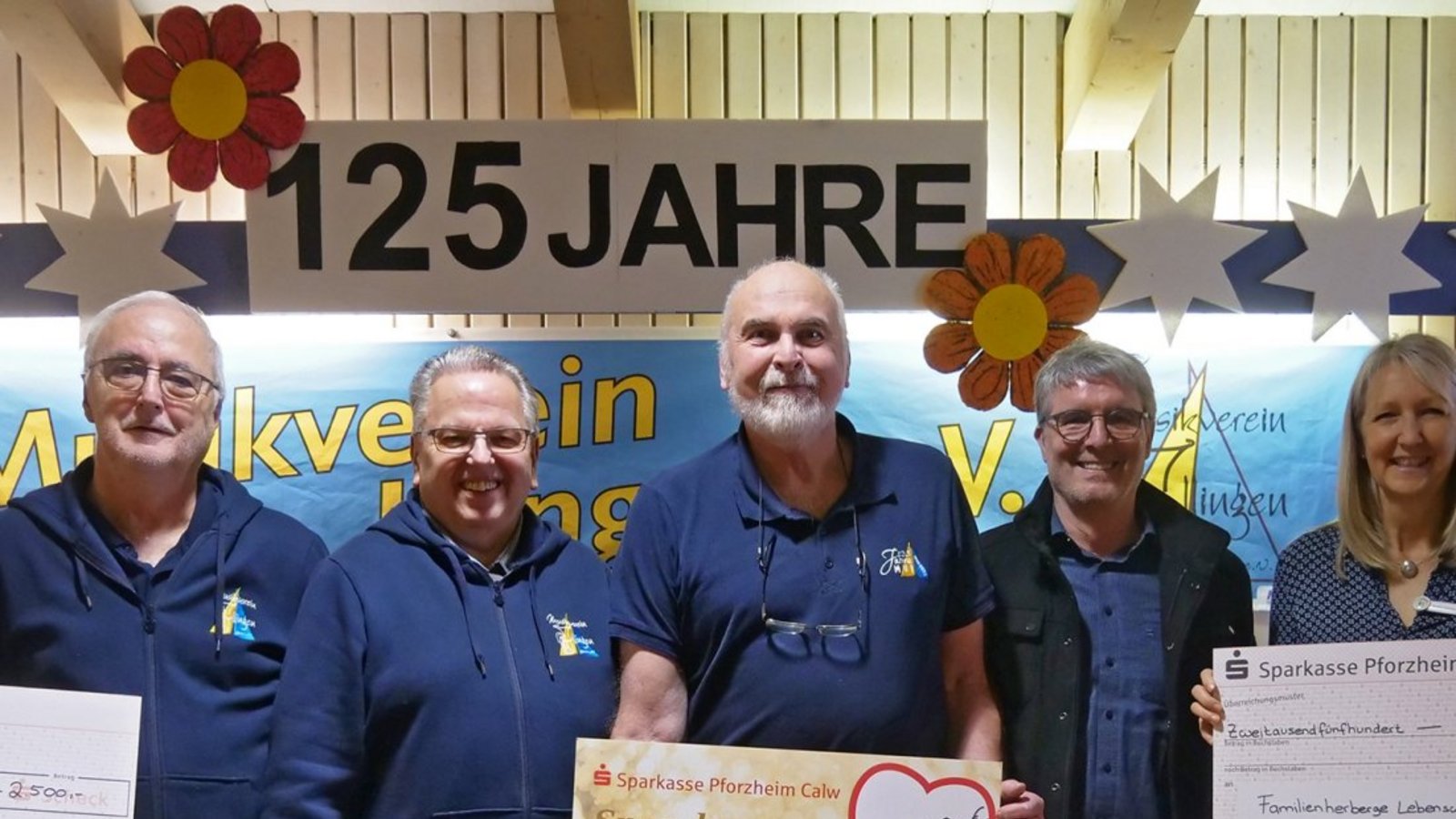 Das Benefizkonzert des Heeresmusikkorps Ulm hat 6000 Euro Spenden eingebracht. Diese übergibt der Musikverein nun an die Empfänger (von links) Louisa Pfeiffer, Erich Santi, Reimund Scheytt, Stefan Dagenbach, Armin Pioch, Andrea Kienzle und Sonja Mede.  Foto: Friedrich