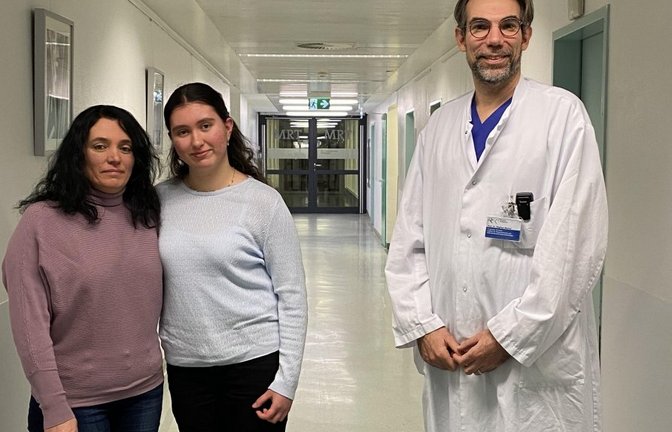 Melisa (Mitte) und ihre Mutter sind glücklich über die erfolgreiche Behandlung durch Prof. Dr. Stephan Meckel.  <span class='image-autor'>Foto: RKH</span>