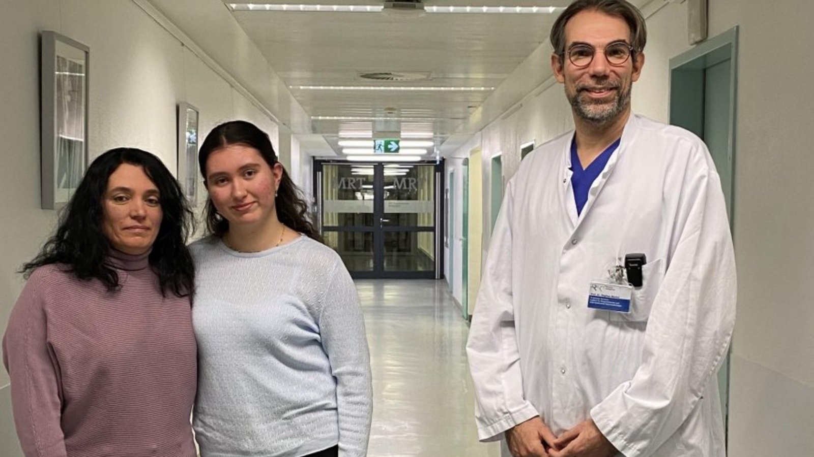 Melisa (Mitte) und ihre Mutter sind glücklich über die erfolgreiche Behandlung durch Prof. Dr. Stephan Meckel.  Foto: RKH