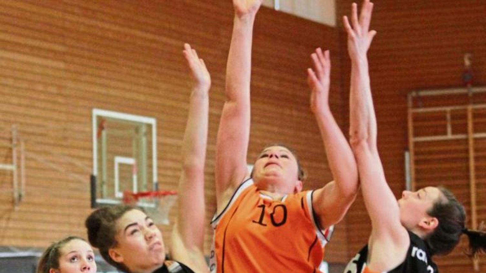 In der vergangenen Saison hat die BSG mit Nadja Schuldes (Mitte) noch in der Oberliga gegen Ulm gespielt. Dafür sind jetzt in der Landesliga mehr Siege eingeplant. Foto: Simecek In der vergangenen Saison hat die BSG mit Nadja Schuldes (Mitte) noch in der Oberliga gegen Ulm gespielt. Dafür sind jetzt in der Landesliga mehr Siege eingeplant. Foto: Simecek