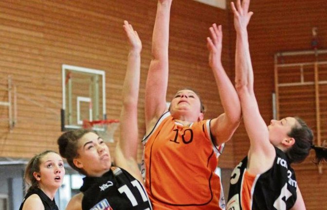 In der vergangenen Saison hat die BSG mit Nadja Schuldes (Mitte) noch in der Oberliga gegen Ulm gespielt. Dafür sind jetzt in der Landesliga mehr Siege eingeplant. Foto: Simecek